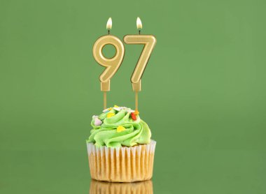 97 numaralı doğum günü mumu - Yeşil arka planda kek