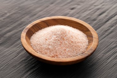 Himalaya 'nın ince pembe tuzu, yemek pişirmek için egzotik bir malzeme.