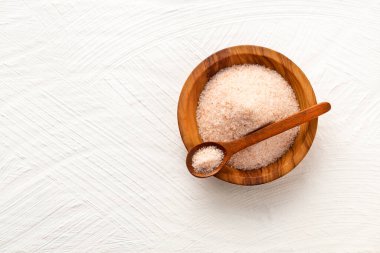 Himalaya tuzundan ince kristaller kasede ve kaşıkta