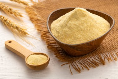 Triticum - Kaşık içinde buğday irmiği ve ahşap kase