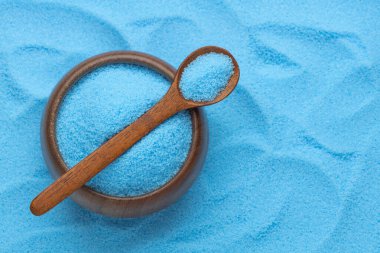 Kaşık ve kasedeki saf mavi tuz, sodyum klorür.