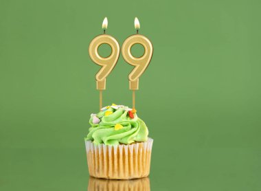 99 numaralı doğum günü mumu - Yeşil arka planda kek