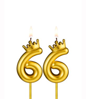 66 numaralı taçla altın mum - beyaz arka plan
