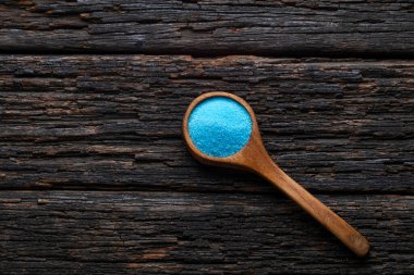Kaşıkta mavi tuz kristalleri, potasyum florür. Cam kenarı için tuz.