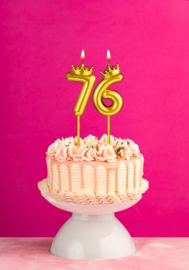 76 numaralı mumlu pembe doğum günü pastası.
