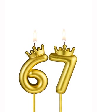 Beyaz arkaplanda 67 numaralı doğum günü mumu