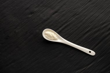 Organik jelatin tozu da hidrolize kolajen olarak adlandırılır - kaşıkta beyaz toz