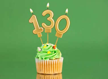 Mumlu ve kekli doğum günü kartı. Yeşil arka planda 130 numara.