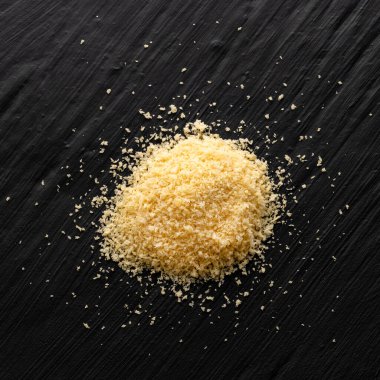 Panko, Japon ekmek kırıntıları koyu bir zemine saçılmış.