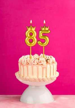 85 numaralı doğum günü mumu - Damlayan kremalı pembe kutlama pastası