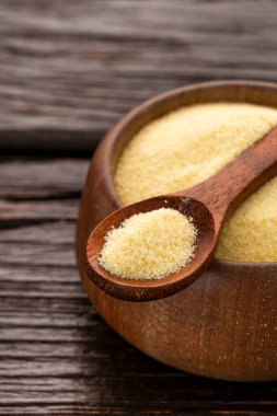 Triticum - Tahta kaşık ve kase içinde buğday irmiği