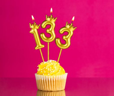 133 numaralı mumlu sarı doğum günü pastası - Pembe arka planda doğum günü kartı
