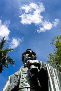 Medellin, Antioquia, Kolombiya - 19 Temmuz 2025. San Ignacio Meydanı 'nda bulunan Francisco de Paula Santander' in bronz heykeli..