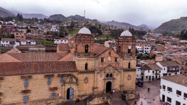 Mongui, Boyaca - Kolombiya. 10 Mayıs 2025. Katolik cemaati kasabanın ana parkında yer alıyor..