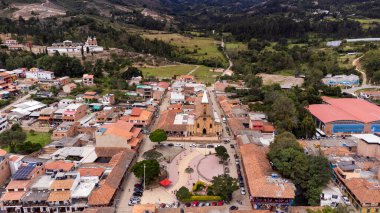 Raquira, Boyaca, Kolombiya. 11 Mayıs 2025. Tunja 'ya 60 kilometre uzaklıktaki belediyenin panoramik insansız hava aracı görüntüsü.