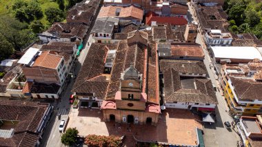 Ebejico, Antioquia, Kolombiya. 25 Mayıs 2025. Katolik cemaati kasabanın ana parkında yer alıyor.