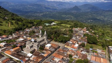 Palermo, Tamesis, Antioquia, Kolombiya. 22 Temmuz 2025. Hava aracı görüntüsü, 2614 nüfuslu bir kasaba..