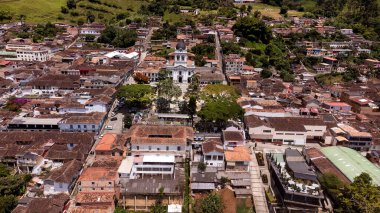 Titiribi, Antioquia - Kolombiya. 12 Temmuz 2025. İnsansız hava aracı ile hava görüntüsü. 11.053 nüfuslu belediye.