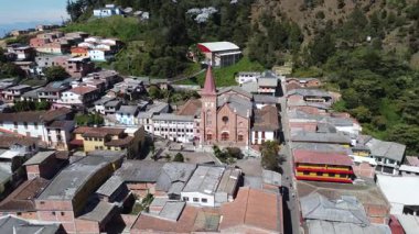 Montebello, Antioquia - Kolombiya. 24 Ocak 2024. Belediye insansız hava aracı ile panoramik, nüfusu 6680