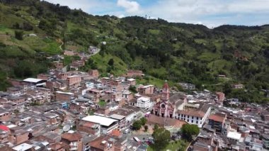 Granada, Antioquia, Kolombiya. 28 Haziran 2025. Kasabanın ana kilisesinin panoramik drone görüntüsü