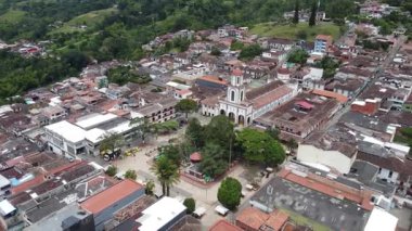 Tamesis, Antioquia, Kolombiya. 22 Temmuz 2025. 26 derece santigrat dereceye sahip bir dronun hava görüntüsü..