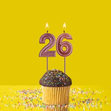 Sarı arkaplanda doğum günü - 26 numaralı mum