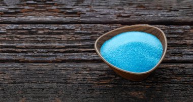 Saf mavi tuz kristalleri bir kasede - sodyum klorür