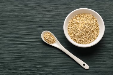 Bir kase ve kaşıkta çiğ organik kinoa tohumları - Chenopodium kinoa