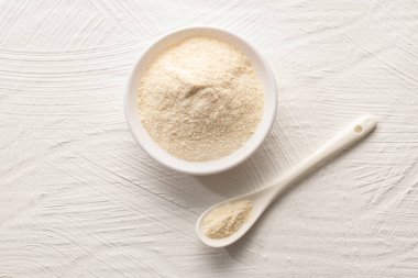 Kase ve kaşıkta hidrolize kolajen tozu - organik jelatin tozu