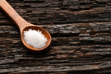 Kaşık üzerinde rafine edilmiş beyaz şeker taneleri Saccharum officinarum