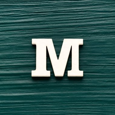 Büyük harf M, koyu yeşil arka planda beyaz harf.