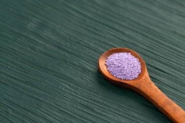 Mor renkli yaban mersini aromalı şeker kaşıkta