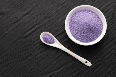 Yaban mersini aromalı şeker kaşıkta ve kasede