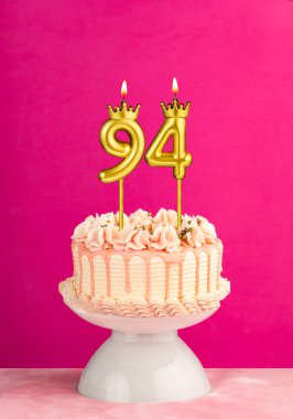 94 numaralı mumlu pembe doğum günü pastası.