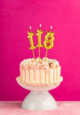 118 numaralı mumlu pembe doğum günü pastası.
