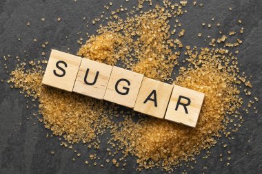 Masaya saçılmış kahverengi granüllü şeker - Saccharum officinarum