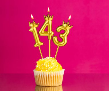 143 numaralı mumlu sarı doğum günü pastası - Pembe arka planda doğum günü kartı