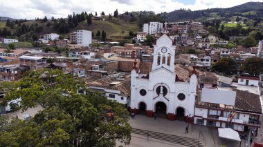 Guarne, Antioquia, Kolombiya. 2 Haziran 2025. Belediyenin ana kilisesinin panoramik drone görüntüsü