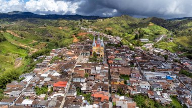 Santo Domingo, Antioquia, Kolombiya. 27 Nisan 2025. Hava aracı görüntüsü. Departmandaki 125 belediyeden biridir..