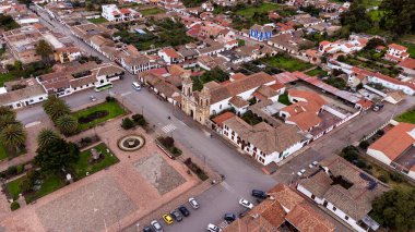 Tibasosa, Boyaca - Kolombiya. 8 Mayıs 2025. Hava aracından hava görüntüsü, sıcaklık 18 derece..