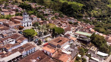 Titiribi, Antioquia - Kolombiya. 12 Temmuz 2025. İnsansız hava aracı ile hava görüntüsü. Departmandaki 125 belediyeden biridir..