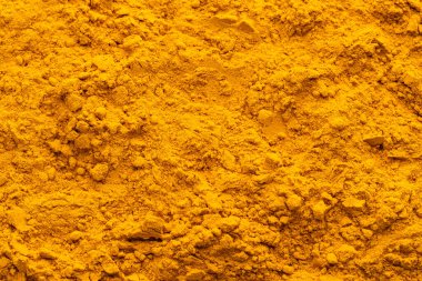 Kurutulmuş zerdeçal tozu yığını Curcuma longa