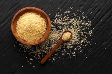 Japon sarı panko kırıntıları kaşık ve kase içinde