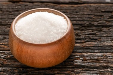 Tahta bir kasede rafine edilmiş beyaz şeker - Saccharum officinarum