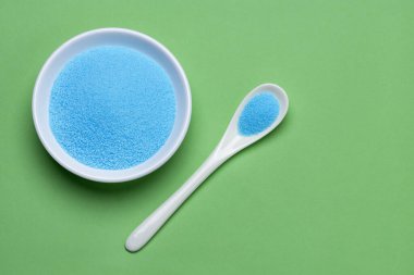Bir kase ve kaşıkta mavi tuz kristalleri - potasyum florür
