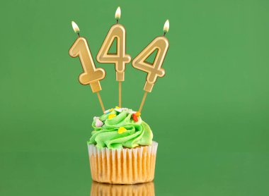 Mumlu ve kekli doğum günü kartı. Yeşil arka planda 144 numara.