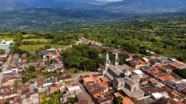 Palermo, Tamesis, Antioquia, Kolombiya. 22 Temmuz 2025. Deniz seviyesinden 1250 metre yüksekte bulunan insansız hava aracı ile hava görüntüsü..