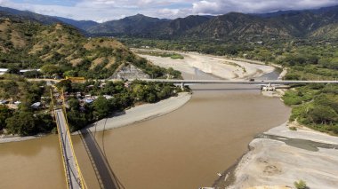 Santa Fe de Antioquia 'daki Paso Real Köprüsü, aynı zamanda Sarı Köprü olarak da bilinir, 1955 ve 1962 yılları arasında inşa edilmiştir..