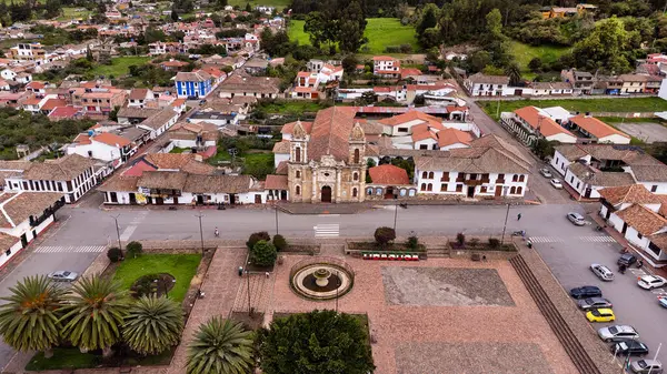 Tibasosa, Boyaca - Kolombiya. 8 Mayıs 2025. Katolik cemaati kasabanın ana parkında yer alıyor..