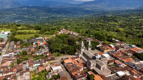 Palermo, Tamesis, Antioquia, Kolombiya. 22 Temmuz 2025. Deniz seviyesinden 1250 metre yüksekte bulunan insansız hava aracı ile hava görüntüsü..